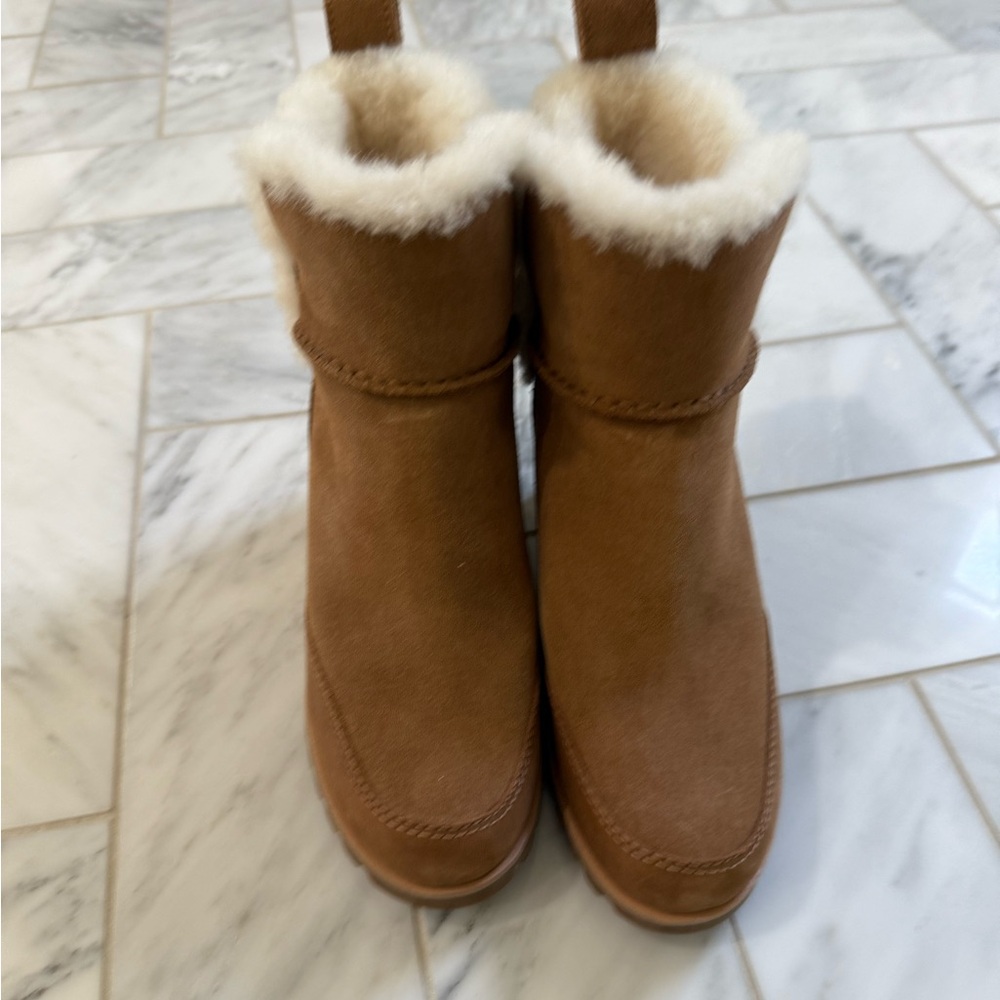 Ugg Malvella Wedge Boot Size 6